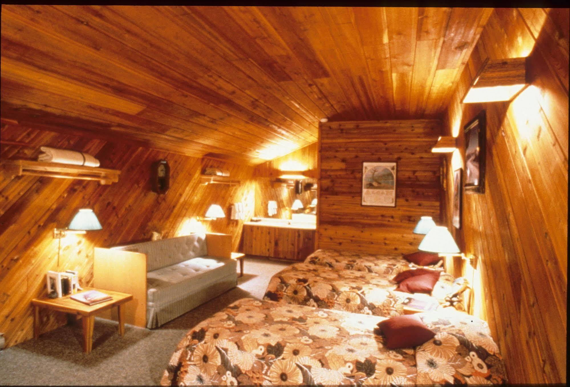 Inconnu Lodge Mcevoy Lake Exterior photo